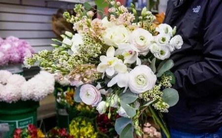 Holiday Same Day Flower Delivery Toronto: What to Know